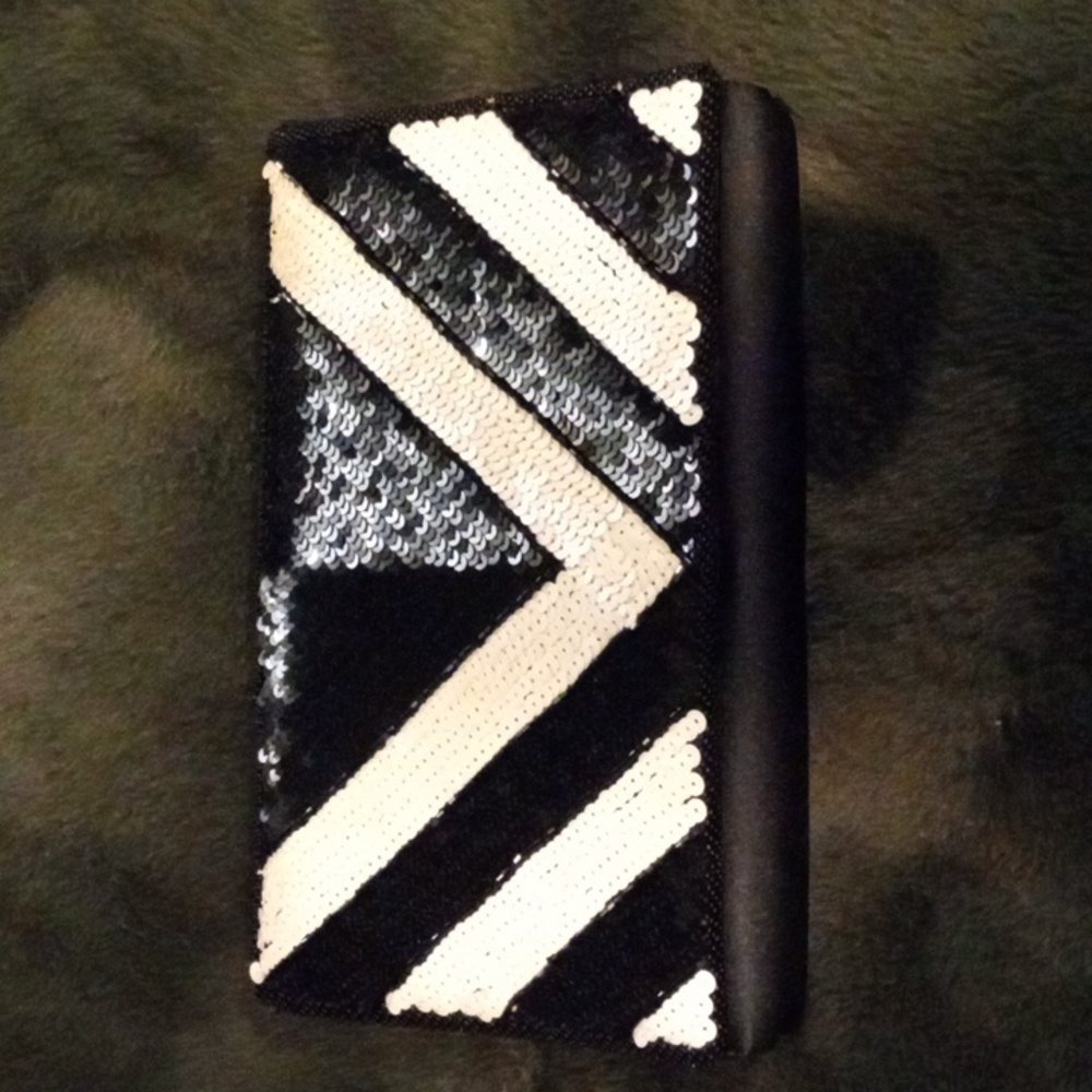 Black & White/Creme small sequins clutch